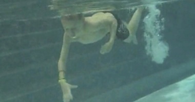Video Eisbärschwimmen