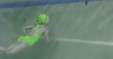 Video Tiefwasser-Sprung mit zurück schwimmen